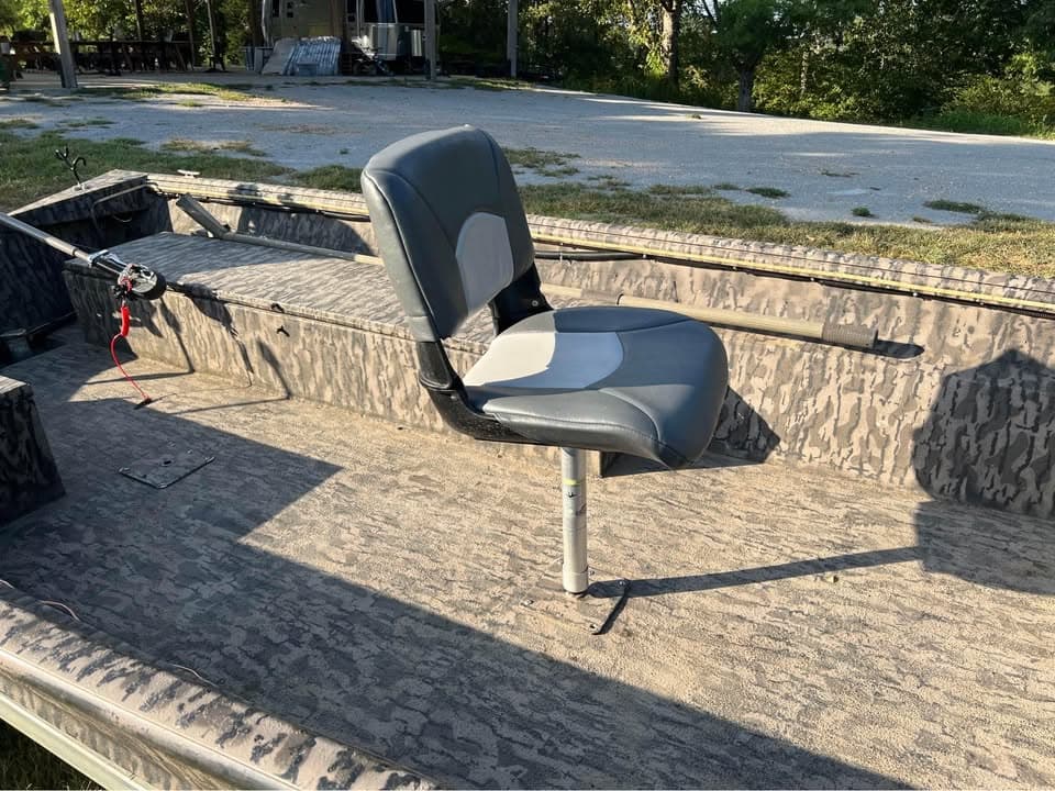2007 Excel 18 Duck Boat: Seating and camouflage finish
