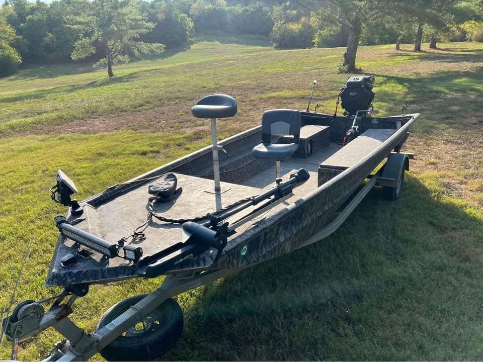 2007 Excel 18 Duck Boat: Bow three-quarter