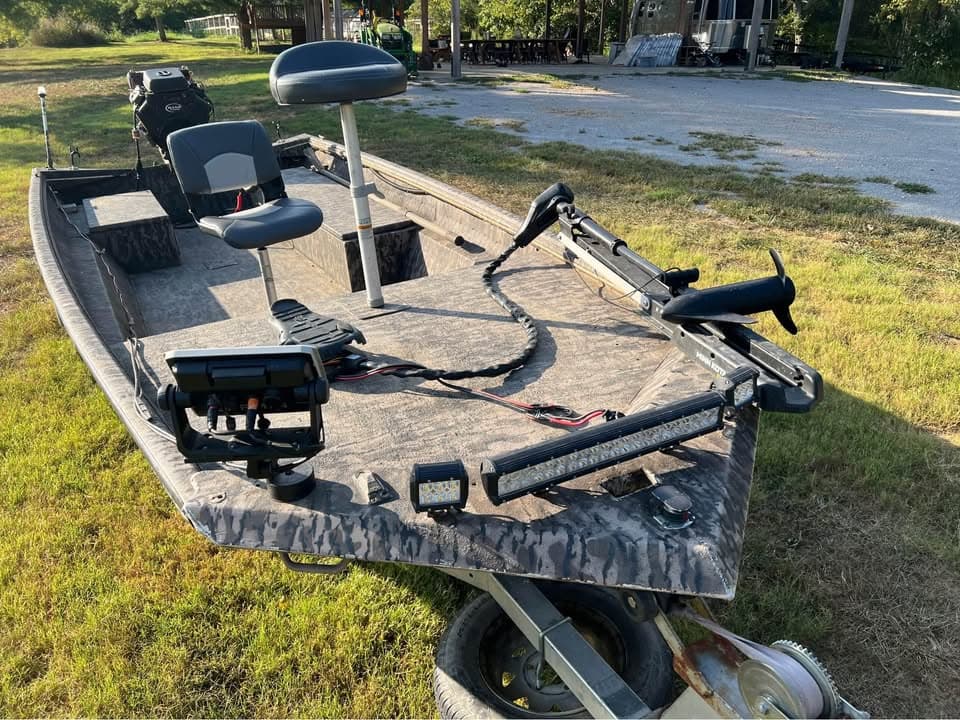 2007 Excel 18 Duck Boat: Deck looking forward