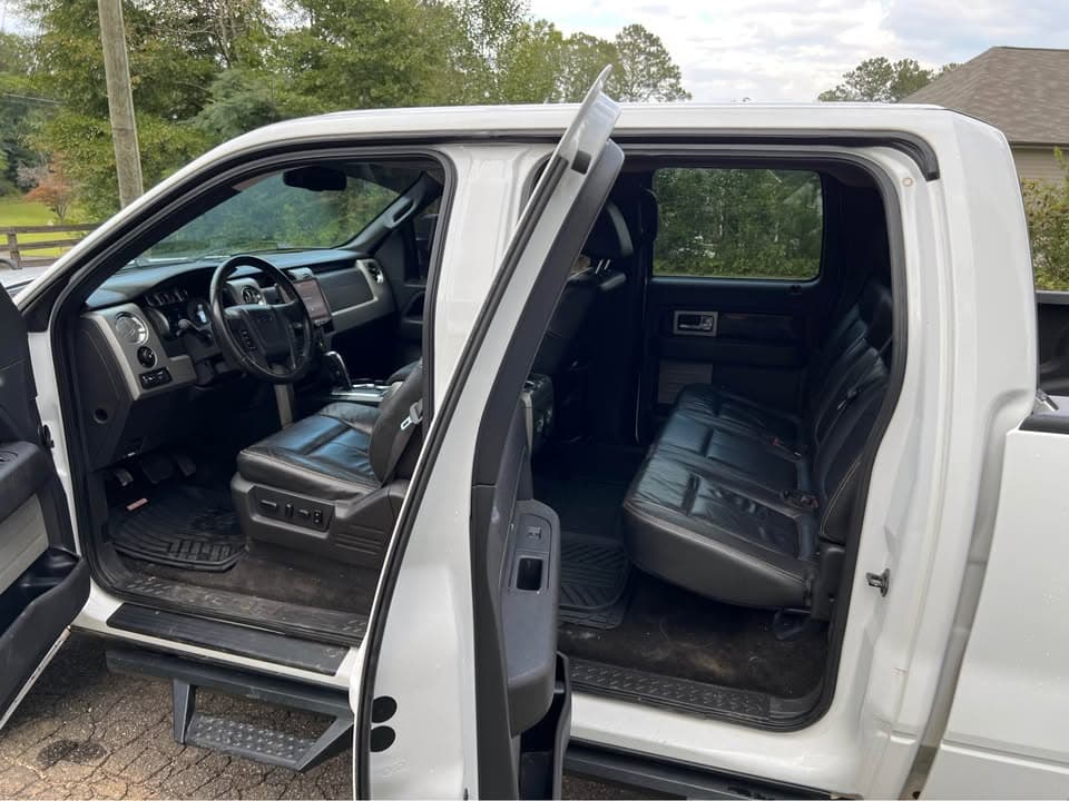 2010 Ford F-150 FX4: Front and rear cabin
