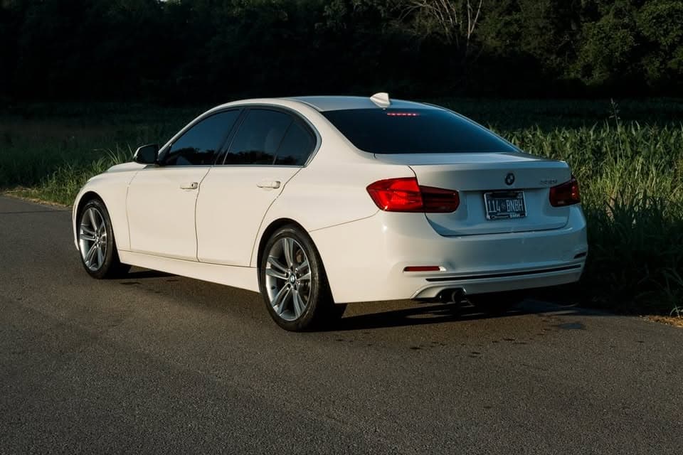 2018 BMW 330i: Rear three-quarter
