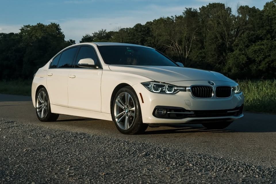 2018 BMW 330i: Front three-quarter