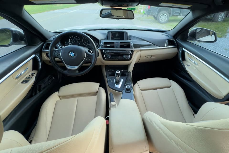 2018 BMW 330i: Cabin and dashboard