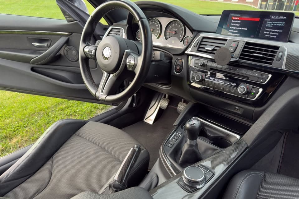 2018 BMW M4 Competition: Cockpit and manual shifter