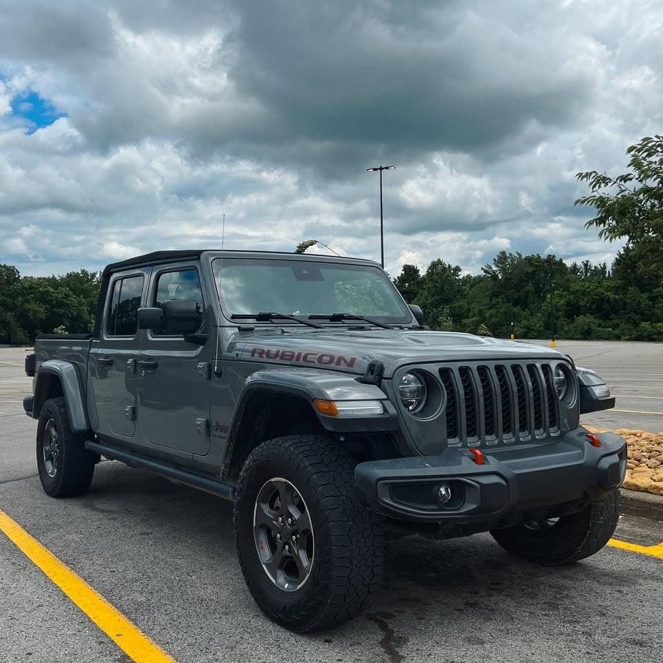 2020 Jeep Gladiator Rubicon: Front three-quarter