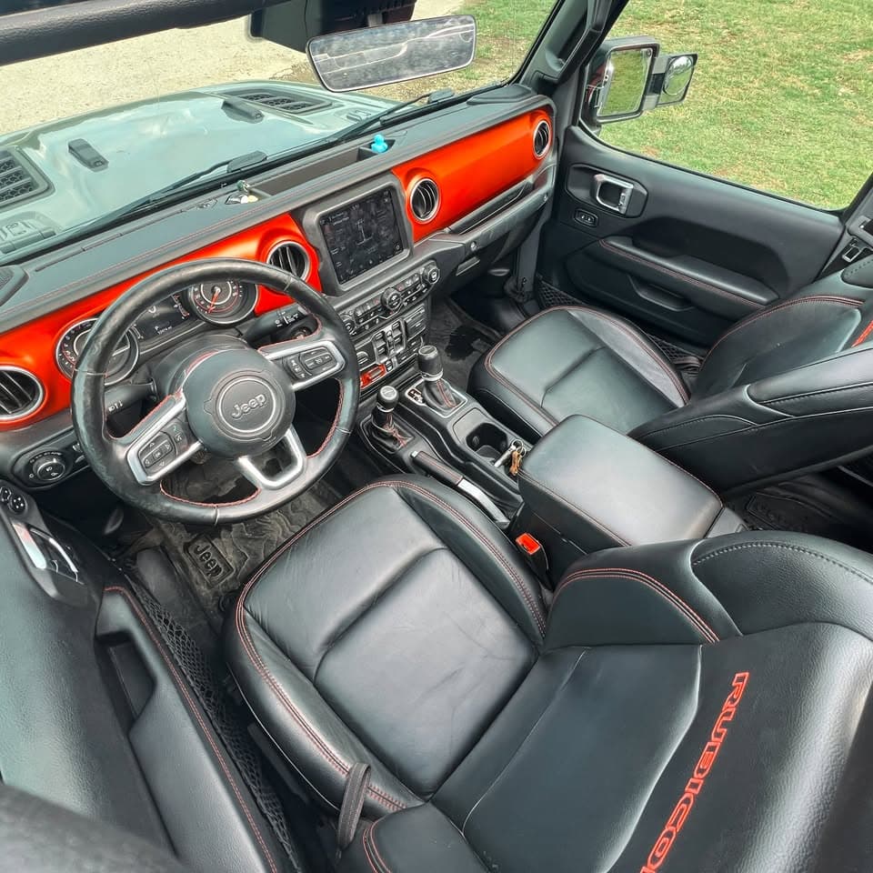 2020 Jeep Gladiator Rubicon: Open cabin and dashboard