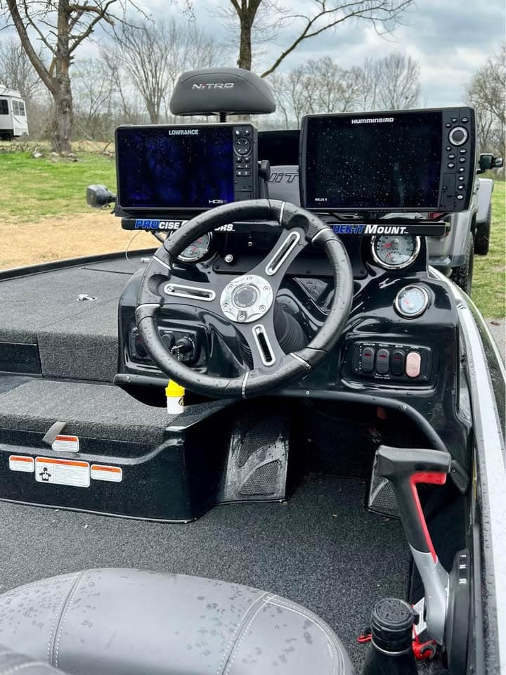 2020 Nitro Z17: Helm and electronics
